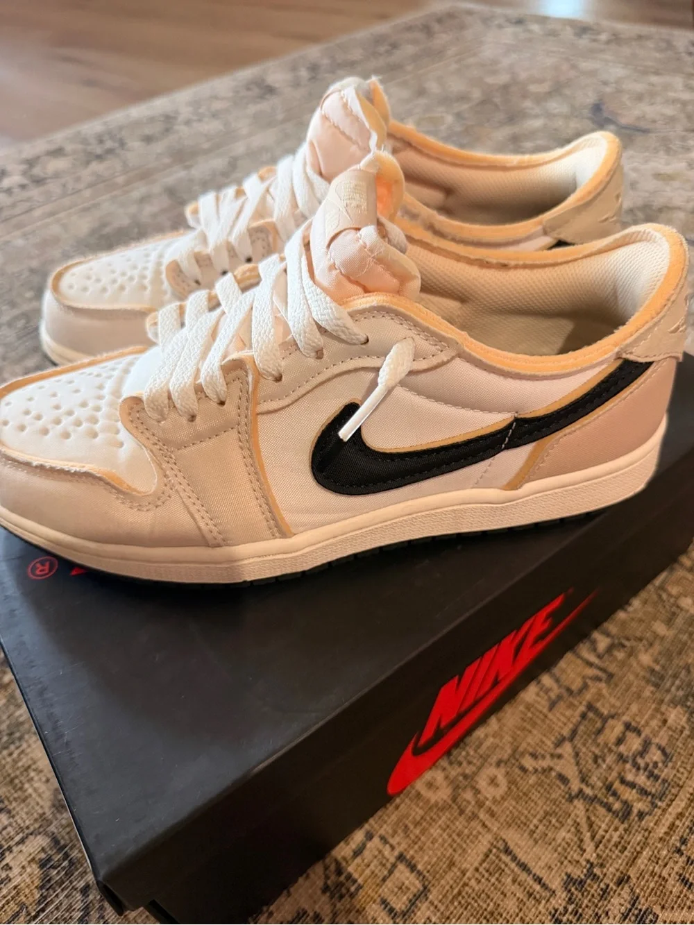 Nike Low-Top Sneakers in Cream with Black Swoosh Size 8 Mens